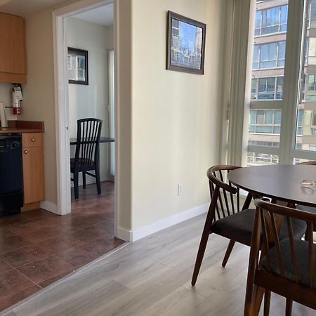 1Bd+Den Condo, With Free Parking In Downtown! Vancouver Exterior photo