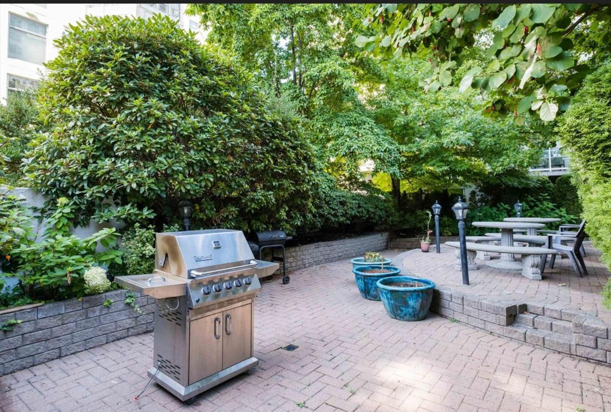 1Bd+Den Condo, With Free Parking In Downtown! Vancouver Exterior photo