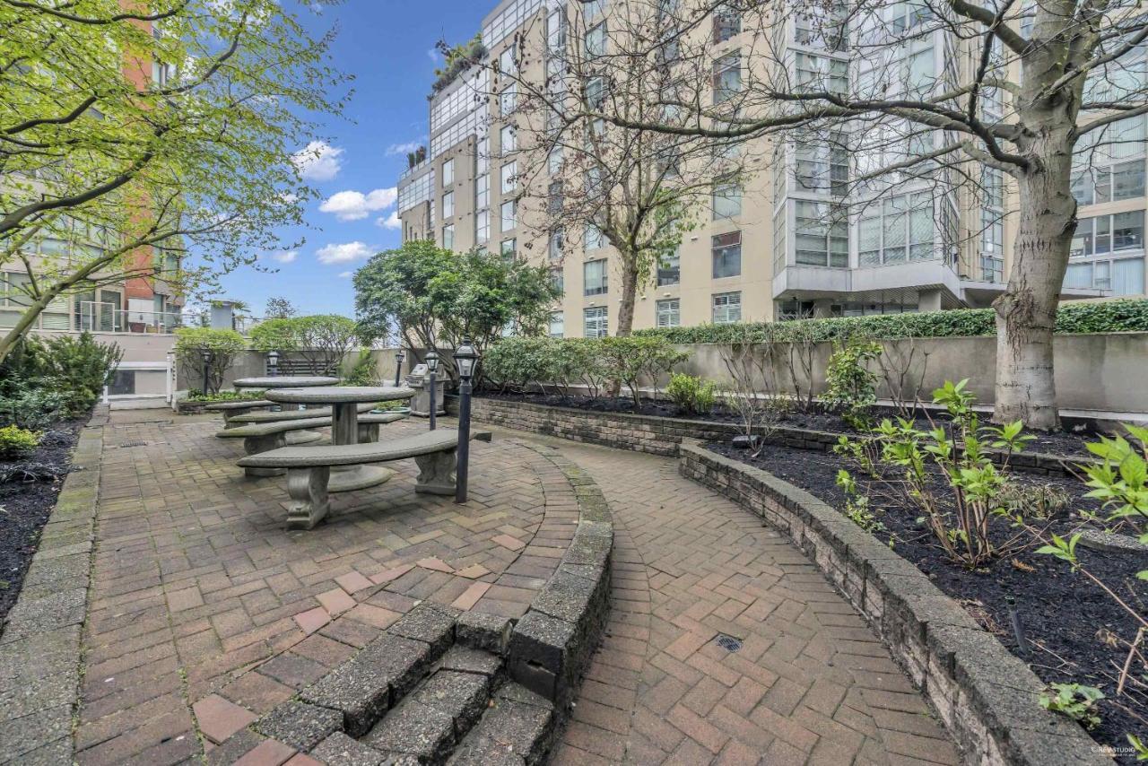 1Bd+Den Condo, With Free Parking In Downtown! Vancouver Exterior photo