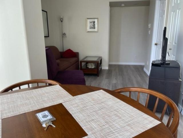 1Bd+Den Condo, With Free Parking In Downtown! Vancouver Exterior photo