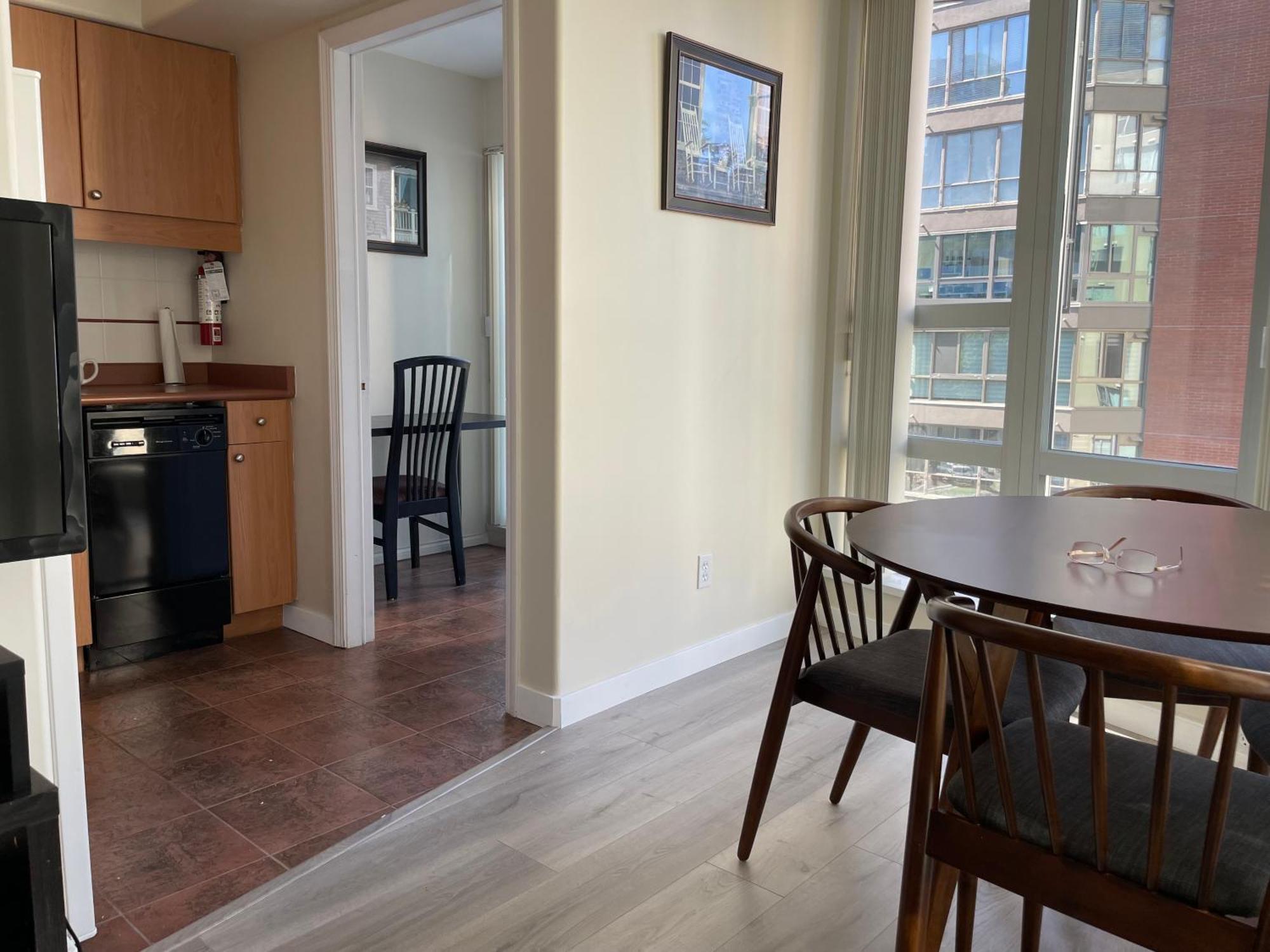 1Bd+Den Condo, With Free Parking In Downtown! Vancouver Exterior photo